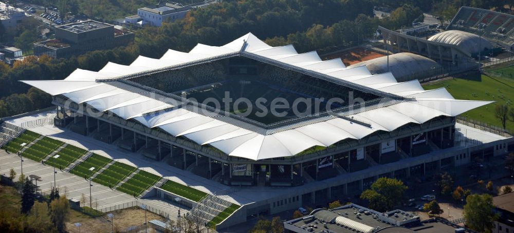 Warschau / Warszawa / Warsaw from above - Die Pepsi Arena, vormals: Stadion Wojska Polskiego, deutsch Stadion der Polnischen Armee, in Warschau ist das Fußballstadion des polnischen Vereins Legia Warschau. Der Eigentümer des Stadions ist die Stadt Warschau. Am 19. Juli 2011 vereinbarte der Verein mit der polnischen Abteilung des Softdrink-Herstellers Pepsi einen Sponsorenvertrag über das Namensrecht. The soccer / football stadium Pepsi Arena in Warsaw.