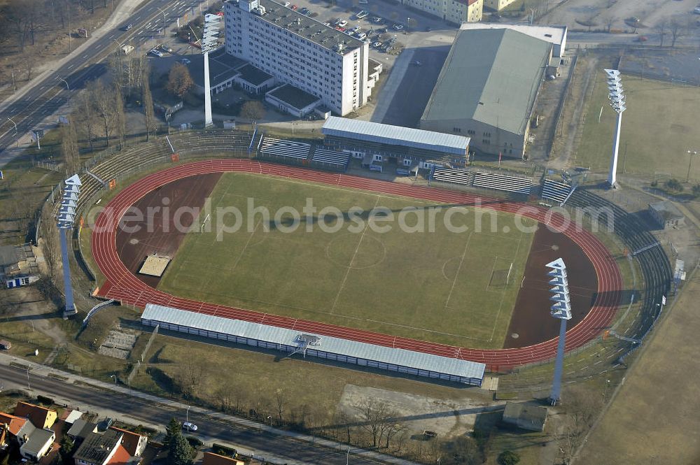 Brandenburg / Havel from above - Das Stadion am Quenz ist eine Mehrzweck-Sportanlage mit Leichtathletikanlage in der Stadt Brandenburg an der Havel, die hauptsächlich für Fußballspiele und Leichtathletikveranstaltungen genutzt wird. Standort: Magdeburger Landstraße Ecke Woltersdorfer Straße. The Stadion am Quenz at the streets Magdeburger Landstrasse and Woltersdorfer Strasse Brandenburg on the Havel.