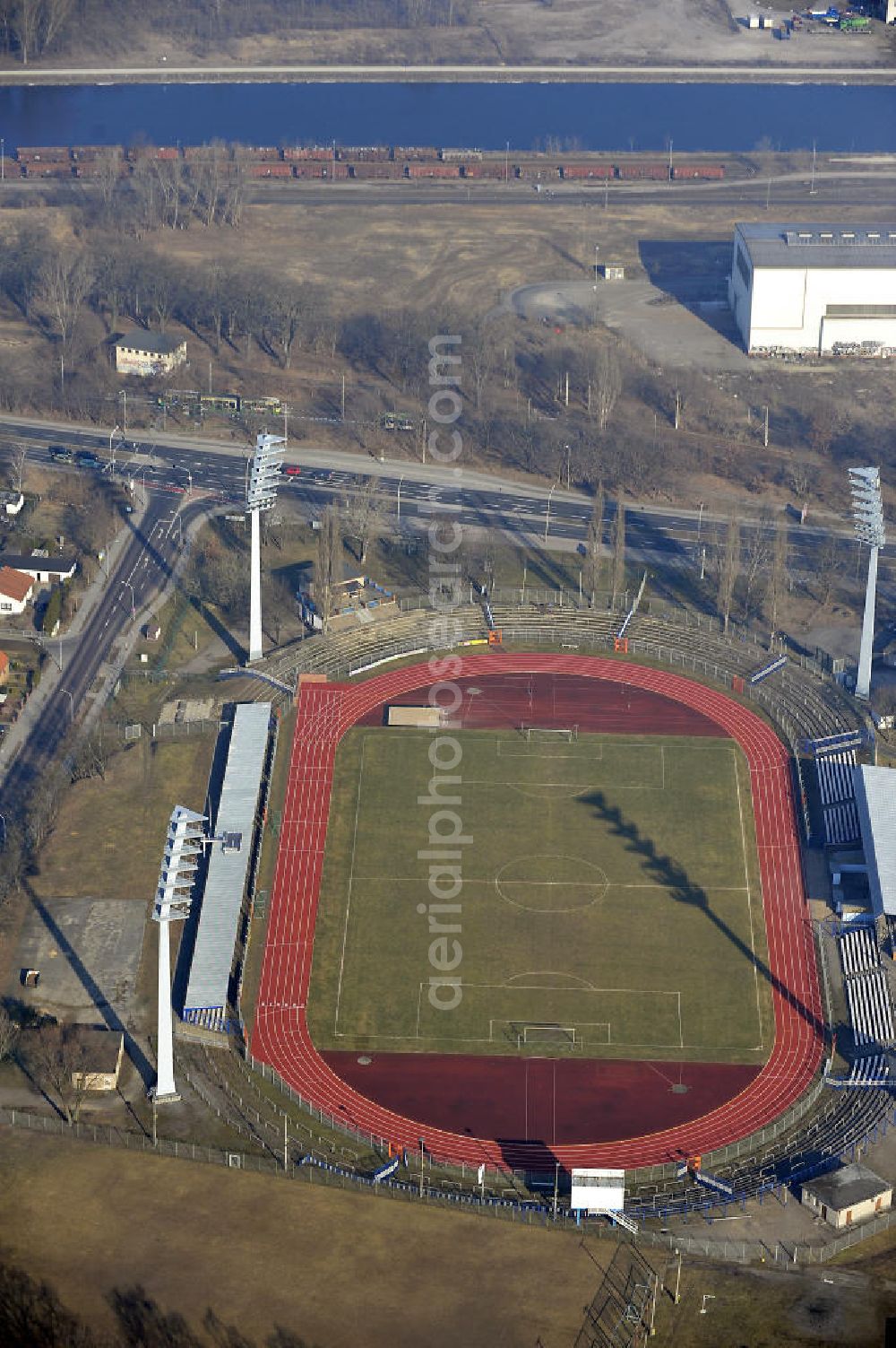 Brandenburg / Havel from above - Das Stadion am Quenz ist eine Mehrzweck-Sportanlage mit Leichtathletikanlage in der Stadt Brandenburg an der Havel, die hauptsächlich für Fußballspiele und Leichtathletikveranstaltungen genutzt wird. Standort: Magdeburger Landstraße Ecke Woltersdorfer Straße. The Stadion am Quenz at the streets Magdeburger Landstrasse and Woltersdorfer Strasse Brandenburg on the Havel.