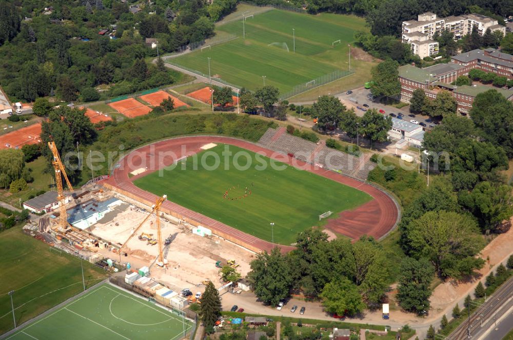 Aerial image Frankfurt / main - Blick auf das Stadion am Riederwald im Stadtteil Seckbach. Am Stadion vom Verein Eintracht Frankfurt an der Gustav-Behringer-Straße 10 wird zur Zeit ein neues Vereinszentrum gebaut. Im Sommer 2010 sollen die Bauarbeiten des mordernen Neubaus abgeschlossen sein. Bauherr ist der Eintracht Frankfurt e.V. Verantwortlich für den Rohbau ist die Firma Anton Schick GmbH und Co. KG., verantwortlicher Architekt ist Peter Fenchel. Kontakt Eintracht Frankfurt e.V.: Tel. +49(0)69 42097060, hollan der@eintracht-frankfurt.de (Ansprechpartner Stefan Hollan der); Kontakt Anton Schick GmbH und Co. KG.: Tel. +49(0)9736 420, Email: info@schick-bau.de; Kontakt Architektenbüro Peter Fenchel: Tel. +49(0)69 503071, Email: mail@peter-fenchel.de;