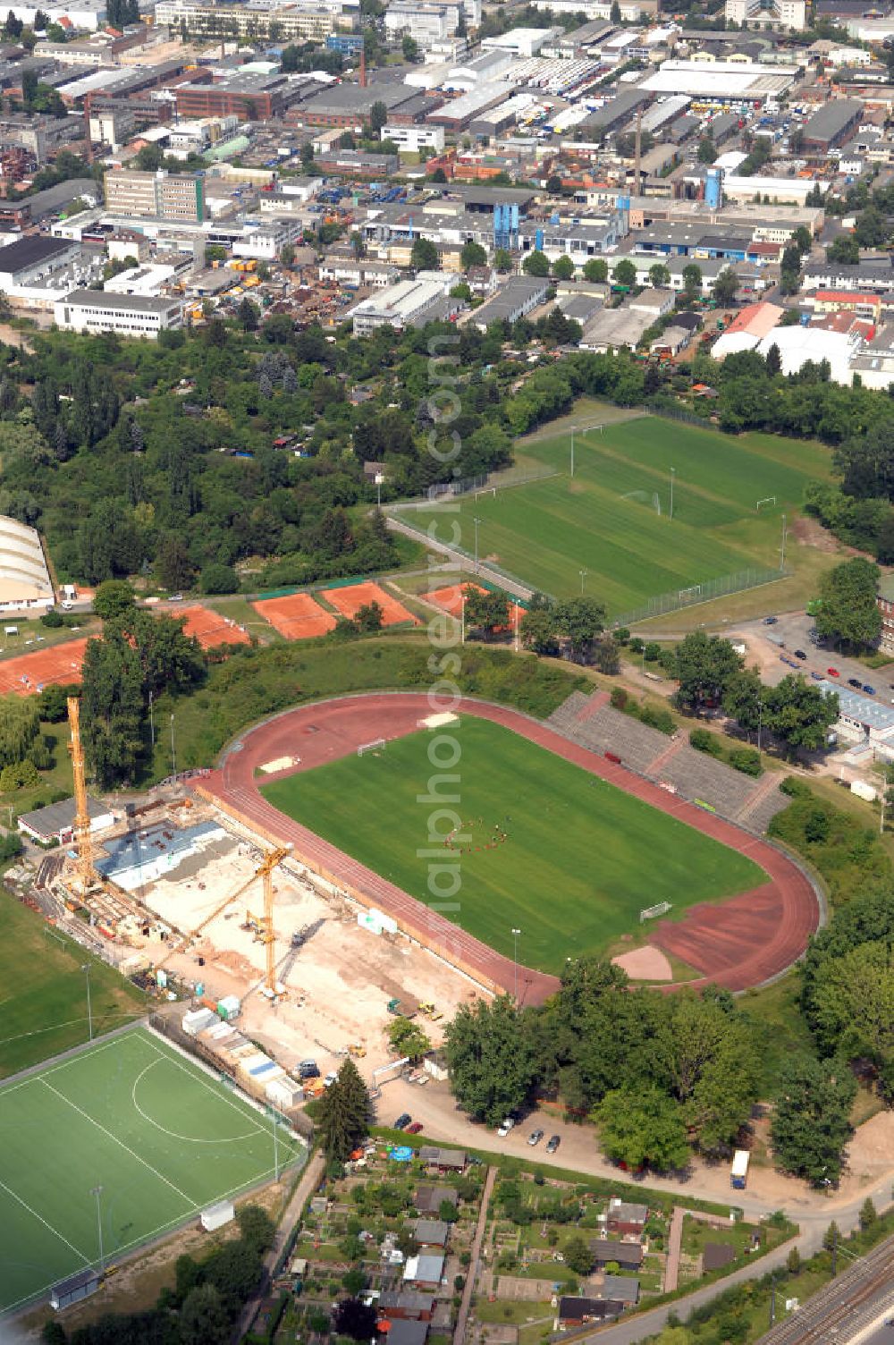 Aerial photograph Frankfurt / main - Blick auf das Stadion am Riederwald im Stadtteil Seckbach. Am Stadion vom Verein Eintracht Frankfurt an der Gustav-Behringer-Straße 10 wird zur Zeit ein neues Vereinszentrum gebaut. Im Sommer 2010 sollen die Bauarbeiten des mordernen Neubaus abgeschlossen sein. Bauherr ist der Eintracht Frankfurt e.V. Verantwortlich für den Rohbau ist die Firma Anton Schick GmbH und Co. KG., verantwortlicher Architekt ist Peter Fenchel. Kontakt Eintracht Frankfurt e.V.: Tel. +49(0)69 42097060, hollan der@eintracht-frankfurt.de (Ansprechpartner Stefan Hollan der); Kontakt Anton Schick GmbH und Co. KG.: Tel. +49(0)9736 420, Email: info@schick-bau.de; Kontakt Architektenbüro Peter Fenchel: Tel. +49(0)69 503071, Email: mail@peter-fenchel.de;