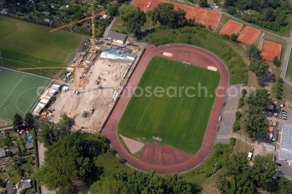 Frankfurt / main from above - Blick auf das Stadion am Riederwald im Stadtteil Seckbach. Am Stadion vom Verein Eintracht Frankfurt an der Gustav-Behringer-Straße 10 wird zur Zeit ein neues Vereinszentrum gebaut. Im Sommer 2010 sollen die Bauarbeiten des mordernen Neubaus abgeschlossen sein. Bauherr ist der Eintracht Frankfurt e.V. Verantwortlich für den Rohbau ist die Firma Anton Schick GmbH und Co. KG., verantwortlicher Architekt ist Peter Fenchel. Kontakt Eintracht Frankfurt e.V.: Tel. +49(0)69 42097060, hollan der@eintracht-frankfurt.de (Ansprechpartner Stefan Hollan der); Kontakt Anton Schick GmbH und Co. KG.: Tel. +49(0)9736 420, Email: info@schick-bau.de; Kontakt Architektenbüro Peter Fenchel: Tel. +49(0)69 503071, Email: mail@peter-fenchel.de;