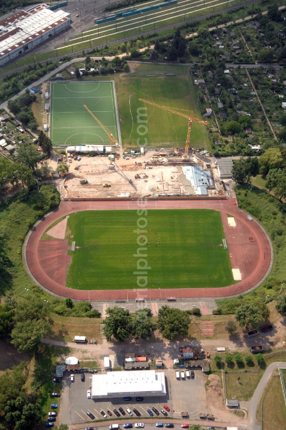 Frankfurt / main from above - Blick auf das Stadion am Riederwald im Stadtteil Seckbach. Am Stadion vom Verein Eintracht Frankfurt an der Gustav-Behringer-Straße 10 wird zur Zeit ein neues Vereinszentrum gebaut. Im Sommer 2010 sollen die Bauarbeiten des mordernen Neubaus abgeschlossen sein. Bauherr ist der Eintracht Frankfurt e.V. Verantwortlich für den Rohbau ist die Firma Anton Schick GmbH und Co. KG., verantwortlicher Architekt ist Peter Fenchel. Kontakt Eintracht Frankfurt e.V.: Tel. +49(0)69 42097060, hollan der@eintracht-frankfurt.de (Ansprechpartner Stefan Hollan der); Kontakt Anton Schick GmbH und Co. KG.: Tel. +49(0)9736 420, Email: info@schick-bau.de; Kontakt Architektenbüro Peter Fenchel: Tel. +49(0)69 503071, Email: mail@peter-fenchel.de;