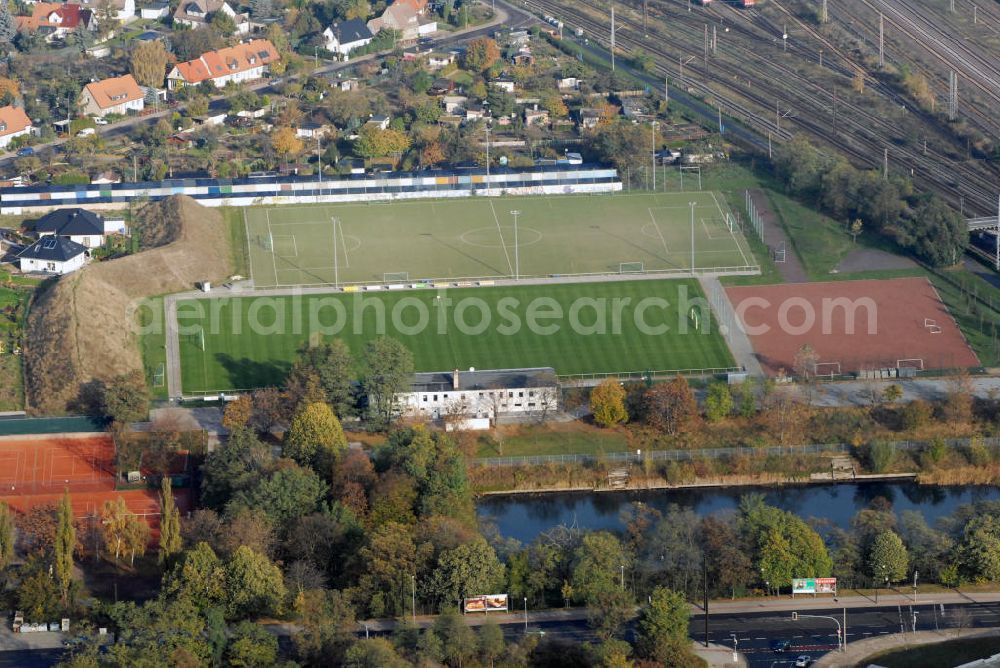 Aerial photograph Magdeburg - Blick auf das Stadion Schöppensteg des SV Fortuna Magdeburg. Der Verein BSG Turbine wurde am 15. Juni 1990 in den Sportverein Fortuna überführt. Mit finanzieller Hilfe der Stadt wurde das Stadion Schöppensteg bis zum Jahr 2005 umfassend saniert und erhielt neben dem Rasenplatz auch einen Kunstrasenplatz. Neben den Abteilungen Badminton, Boxen, Gymnastik und Volleyball dominieren weiterhin die Fußballer auf dem Sportplatz. Kontakt: SV Fortuna Magdeburg e.V., Schöppensteg 27, 39124 Magdeburg, Tel.: 391 2537622