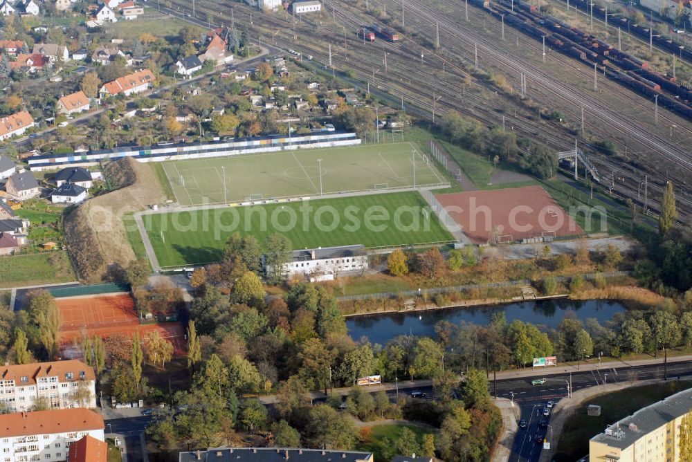 Magdeburg from above - Blick auf das Stadion Schöppensteg des SV Fortuna Magdeburg. Der Verein BSG Turbine wurde am 15. Juni 1990 in den Sportverein Fortuna überführt. Mit finanzieller Hilfe der Stadt wurde das Stadion Schöppensteg bis zum Jahr 2005 umfassend saniert und erhielt neben dem Rasenplatz auch einen Kunstrasenplatz. Neben den Abteilungen Badminton, Boxen, Gymnastik und Volleyball dominieren weiterhin die Fußballer auf dem Sportplatz. Kontakt: SV Fortuna Magdeburg e.V., Schöppensteg 27, 39124 Magdeburg, Tel.: 391 2537622