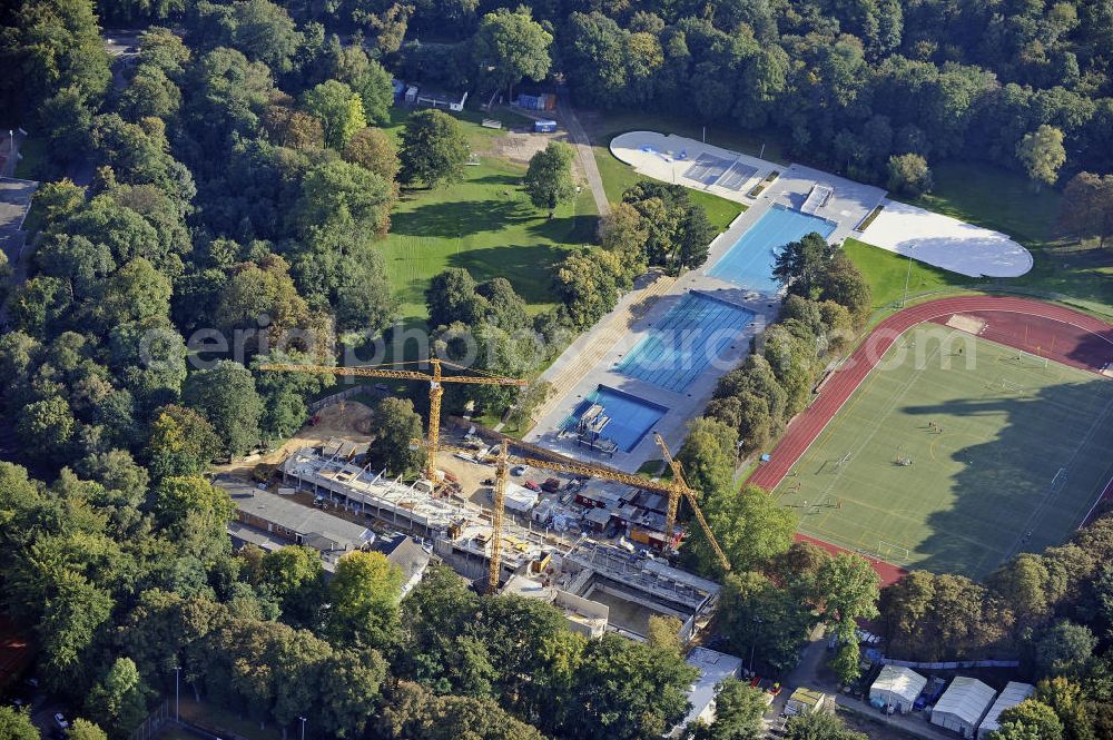 Aerial photograph Köln - Das Stadionbad im Stadtteil Müngersdorf. Bis 2011 wird das Freibad um ein Hallenbad erweitert. The open-air bath at the stadium in the district Müngersdorf.