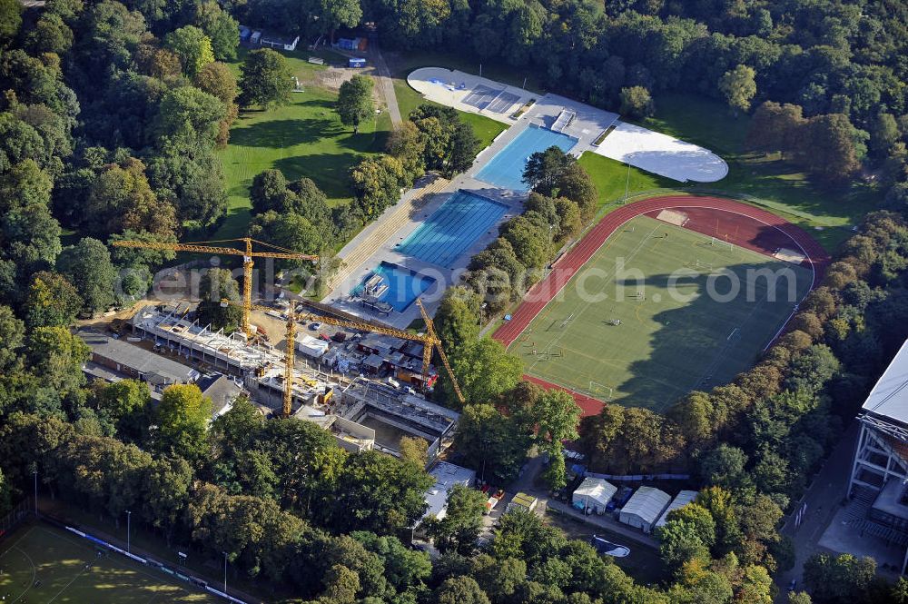 Köln from above - Das Stadionbad im Stadtteil Müngersdorf. Bis 2011 wird das Freibad um ein Hallenbad erweitert. The open-air bath at the stadium in the district Müngersdorf.