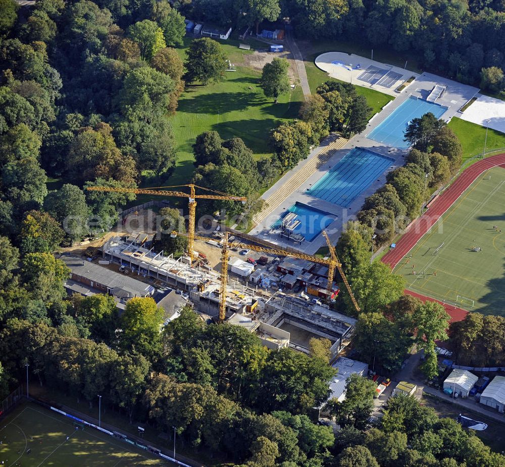 Köln from the bird's eye view: Das Stadionbad im Stadtteil Müngersdorf. Bis 2011 wird das Freibad um ein Hallenbad erweitert. The open-air bath at the stadium in the district Müngersdorf.