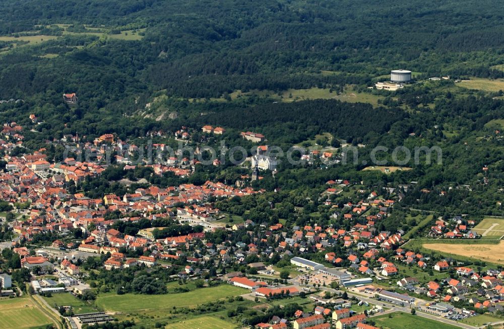 Aerial photograph Bad Frankenhausen/Kyffhäuser - The town of Bad Frankenhausen is on the southern slope of the Kyffhaeuser in Thuringia. On the battlefield mountain, here the last major battle of the Peasants' War took place, is the Panorama Museum. Here a huge panoramic image of Werner Tuebke on the Peasants' War is presented. Before the brightly lit hotel residence of the Leaning Tower of Bad Frankenhausen be seen. It belongs to the Protestant upper church. By ground faults, the tower has tilted to the side