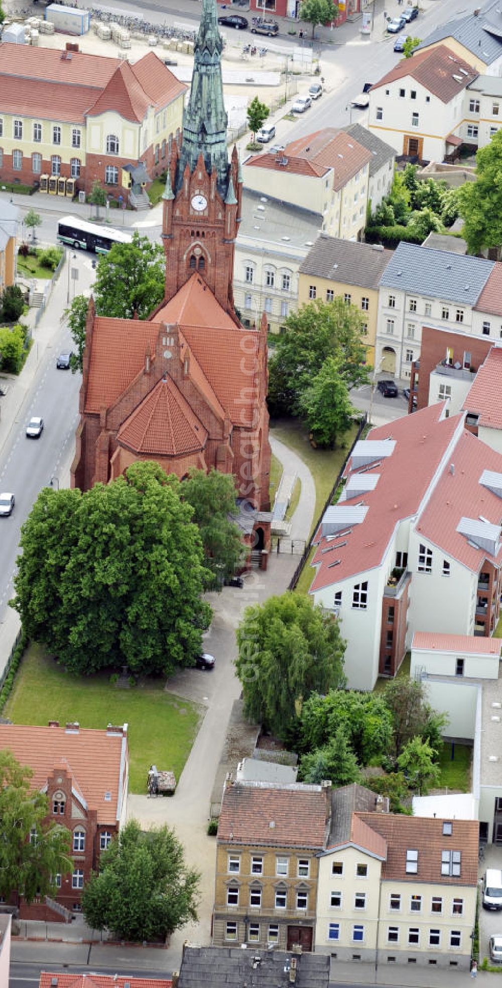 Bernau from the bird's eye view: Blick auf die Innenstadt von Bernau an der Börnicker Straße mit der Herz Jesu Kircheim Hintergrund. View to the inner city of Bernau withe the Herz Jesu church.