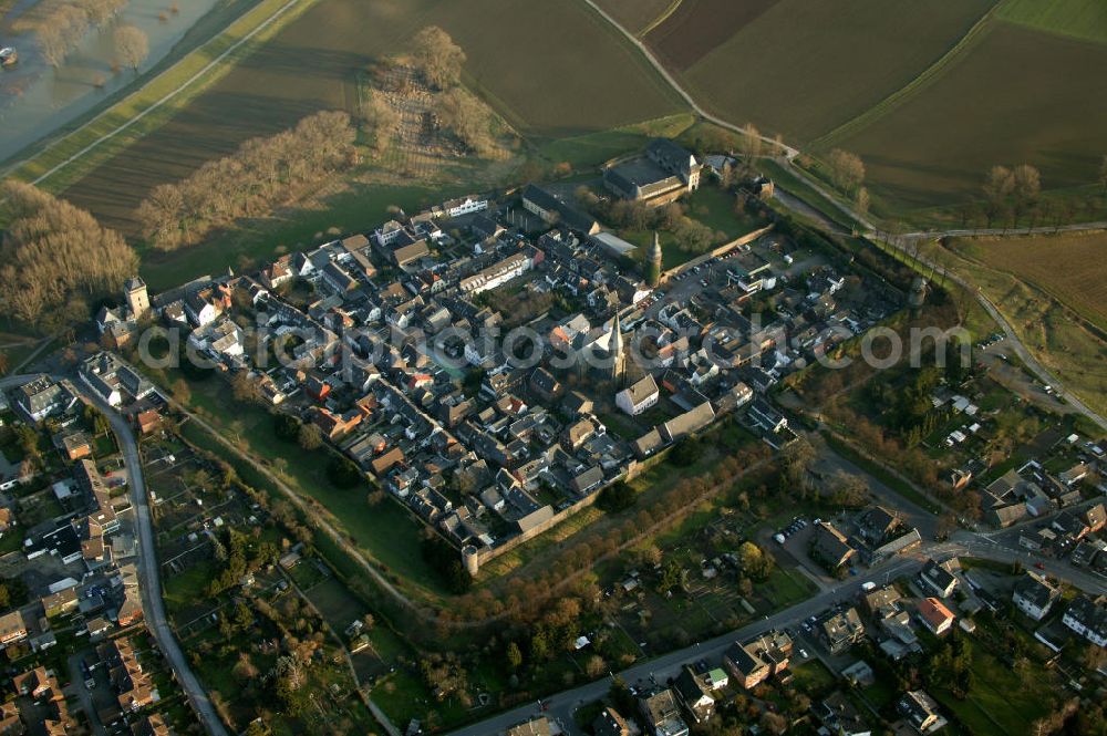 Dormagen from the bird's eye view: Blick auf die Historische Stadfestung Dormagen-Zons. Dormagen historical city wall.