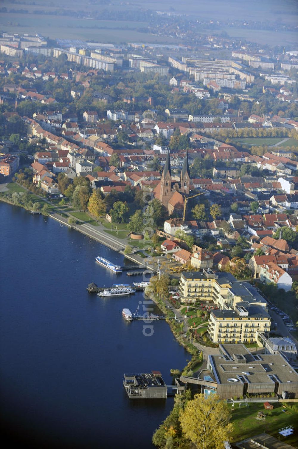 Aerial photograph Neuruppin - Blick vom Ruppiner See auf die Stadt Neuruppin mit dem Seehotel Fontane und der Klosterkirche St. Trinitatis. View from the Ruppiner See to the city of Neruppin with the Seeholtel Fontane and the abbey church St.Trinitatis .