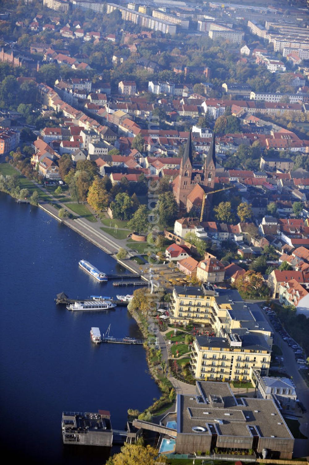 Neuruppin from the bird's eye view: Blick vom Ruppiner See auf die Stadt Neuruppin mit dem Seehotel Fontane und der Klosterkirche St. Trinitatis. View from the Ruppiner See to the city of Neruppin with the Seeholtel Fontane and the abbey church St.Trinitatis .