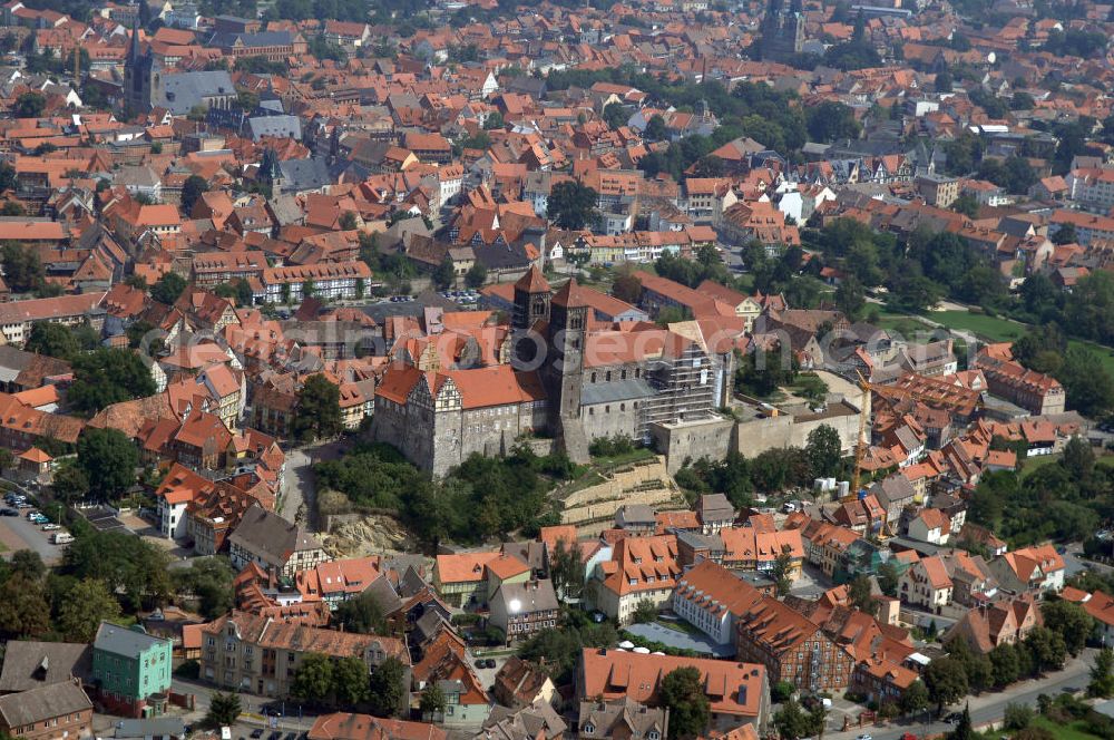 Quedlinburg from the bird's eye view: Blick auf die Stiftskirche St. Servatius in Quedlinburg. Sie zählt heute zu den beseutendsten hochromanischen Bauten Deutschlands. Sie ist Teil der Strasse der Romanik, welche durch Sachsen-Anhalt führt.