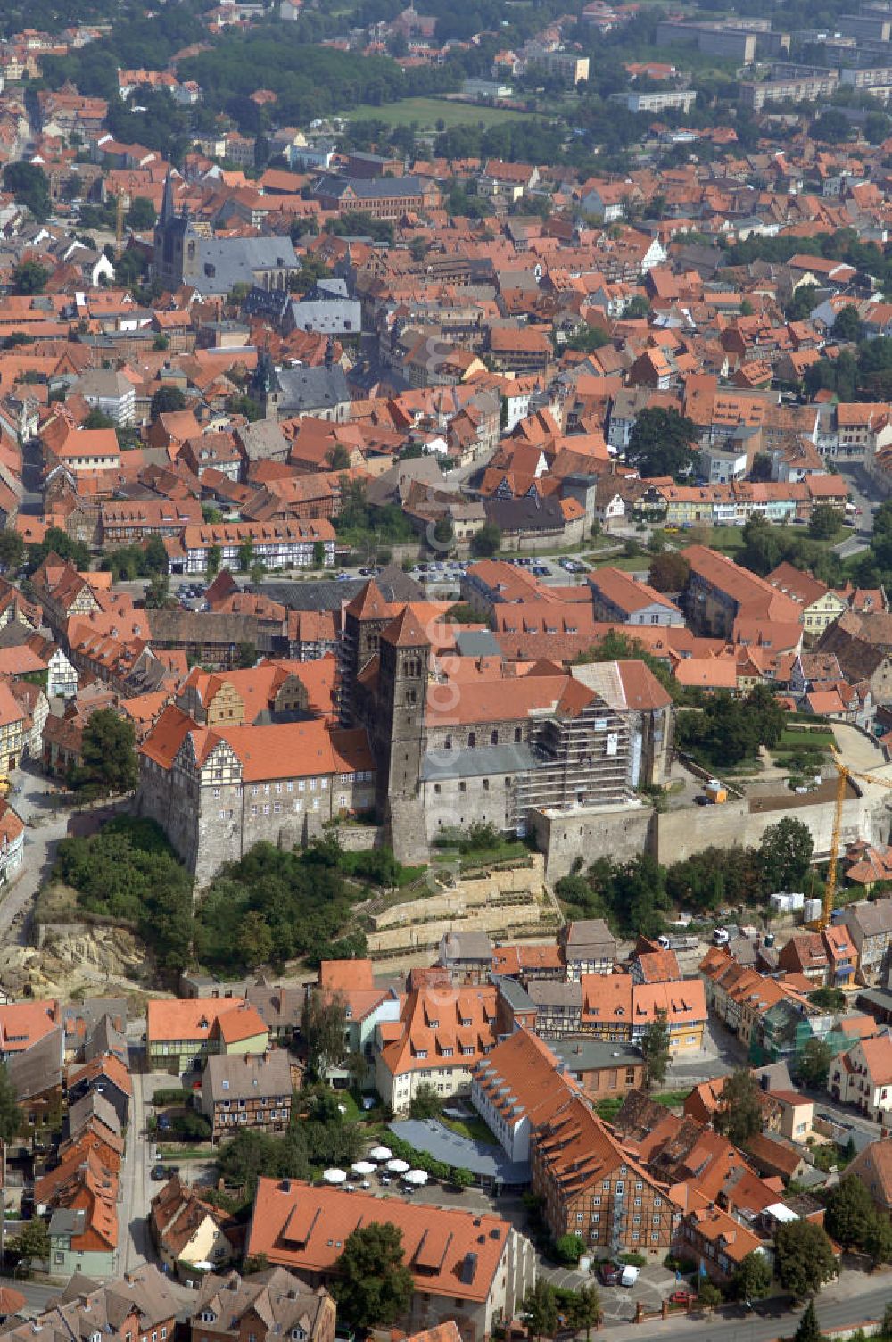 Aerial image Quedlinburg - Blick auf die Stiftskirche St. Servatius in Quedlinburg. Sie zählt heute zu den beseutendsten hochromanischen Bauten Deutschlands. Sie ist Teil der Strasse der Romanik, welche durch Sachsen-Anhalt führt.