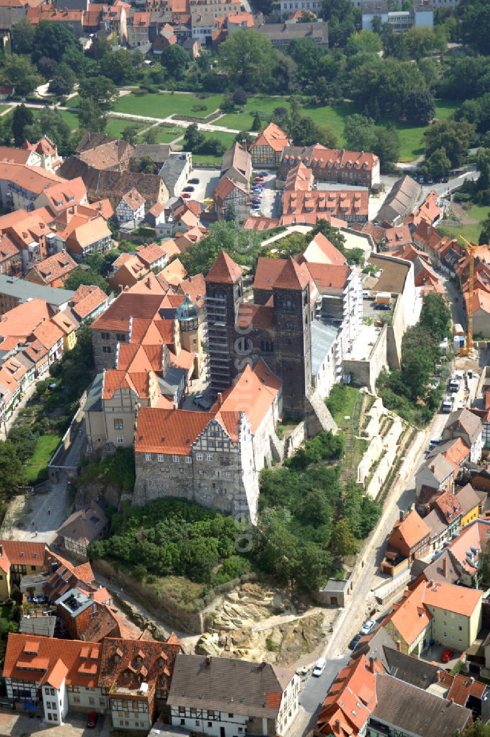 Quedlinburg from the bird's eye view: Blick auf die Stiftskirche St. Servatius in Quedlinburg. Sie zählt heute zu den beseutendsten hochromanischen Bauten Deutschlands. Sie ist Teil der Strasse der Romanik, welche durch Sachsen-Anhalt führt.