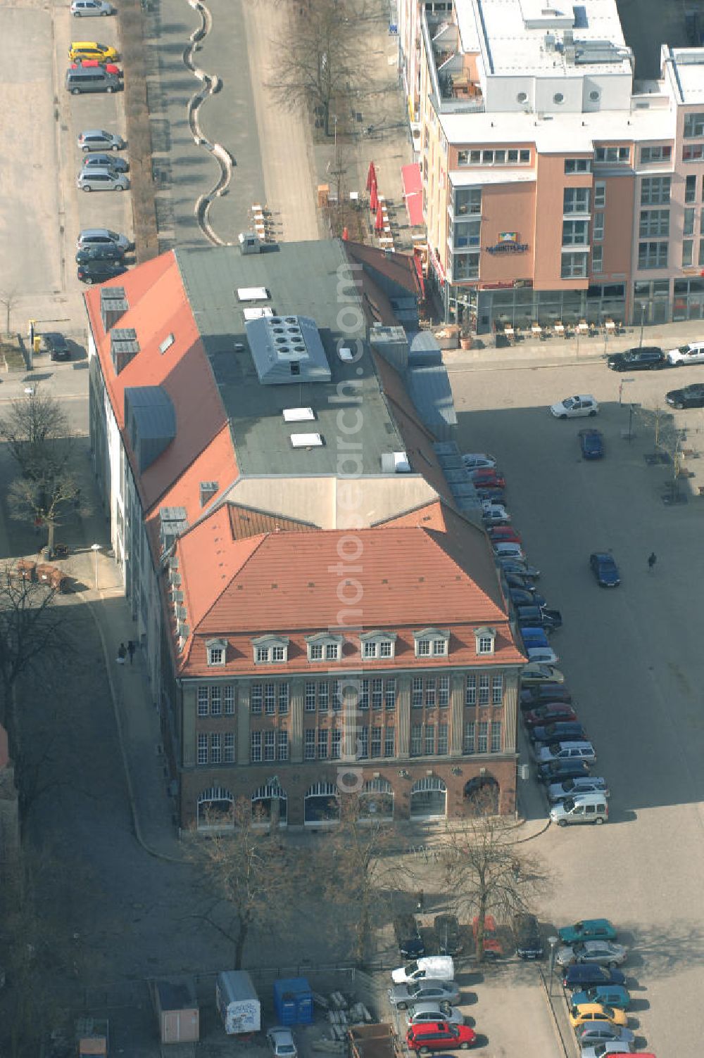 Aerial photograph Frankfurt (Oder) - Blick auf das Hauptgebäude der Stadt- und Regionalbibliothek Frankfurt (Oder) am Rathausplatz. View of the main building of the City and Regional Library Frankfurt (Oder) at the square of the town hall.