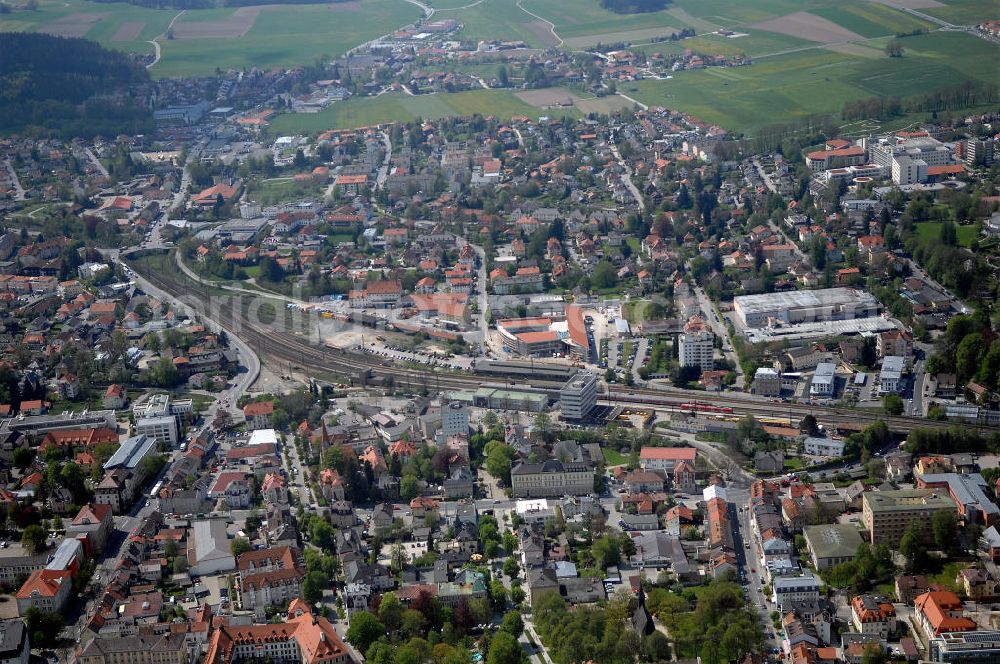 Aerial photograph Traunstein - Blick auf die Stadt Traunstein in Bayern. Traunstein ist eine Große Kreisstadt und Sitz des gleichnamigen Landkreises im Regierungsbezirk Oberbayern. Sie liegt am Fluss Traun im Chiemgau. Kontakt Touristeninfo: Tourist-Information Traunstein, Kulturzentrum im Stadtpark, Haywards-Heath-Weg 1, 83278 Traunstein, Tel. +49(0)861 986952 3, Fax +49(0)861 986952 4, Email: info@tourismus-traunstein.de