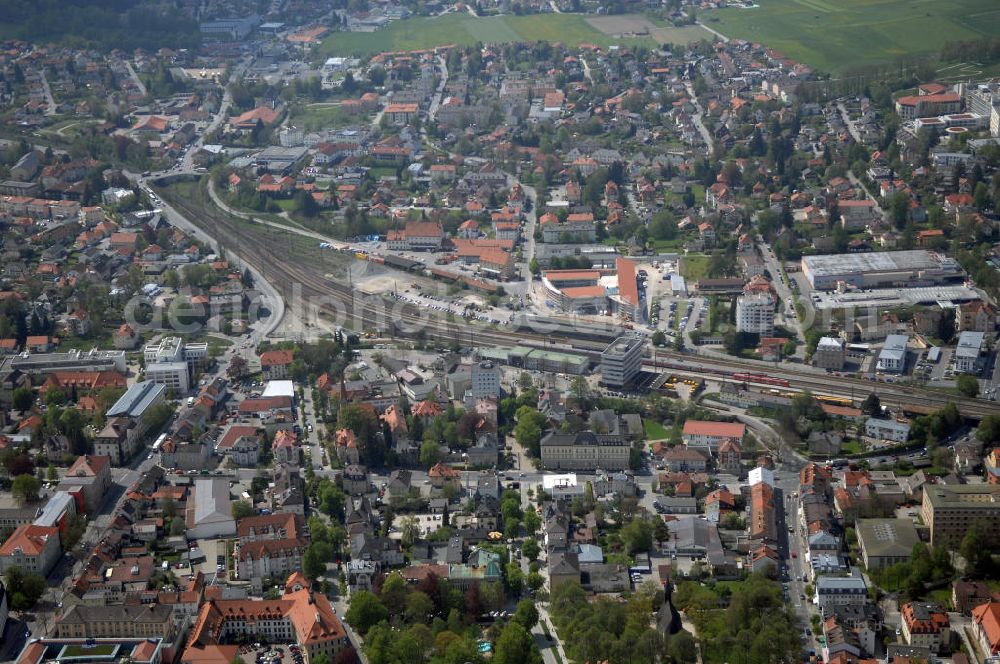 Traunstein from above - Blick auf die Stadt Traunstein in Bayern. Traunstein ist eine Große Kreisstadt und Sitz des gleichnamigen Landkreises im Regierungsbezirk Oberbayern. Sie liegt am Fluss Traun im Chiemgau. Kontakt Touristeninfo: Tourist-Information Traunstein, Kulturzentrum im Stadtpark, Haywards-Heath-Weg 1, 83278 Traunstein, Tel. +49(0)861 986952 3, Fax +49(0)861 986952 4, Email: info@tourismus-traunstein.de