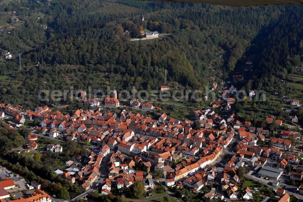 Wasungen from the bird's eye view: Blick auf die Stadt Wasungen im Werratal, eine der ältesten Städte der Region. Im Hintergrund ist die Burg Maienluft zu sehen. Die Altstadt ist geprägt durch das fränkisch-hennebergische Fachwerk. Kontakt: Tourist-Information Wasungen, Untertor 1 / Damenstift, 98634 Wasungen. Tel.: 036941 - 7 15 05