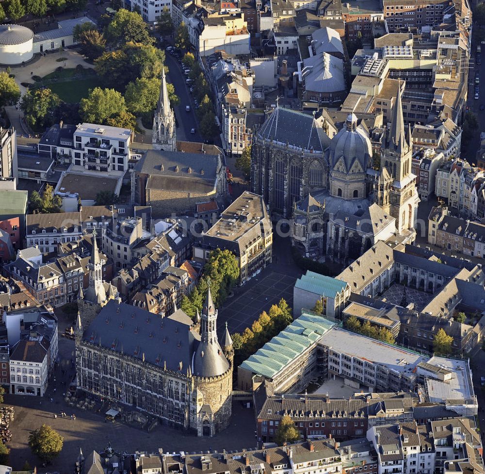 Aerial photograph Aachen - Blick auf das Stadtzentrum von Aachen mit dem Dom, dem Marktplatz und dem Rathaus. View of the city center of Aachen with the cathedral, the town square and the town hall.