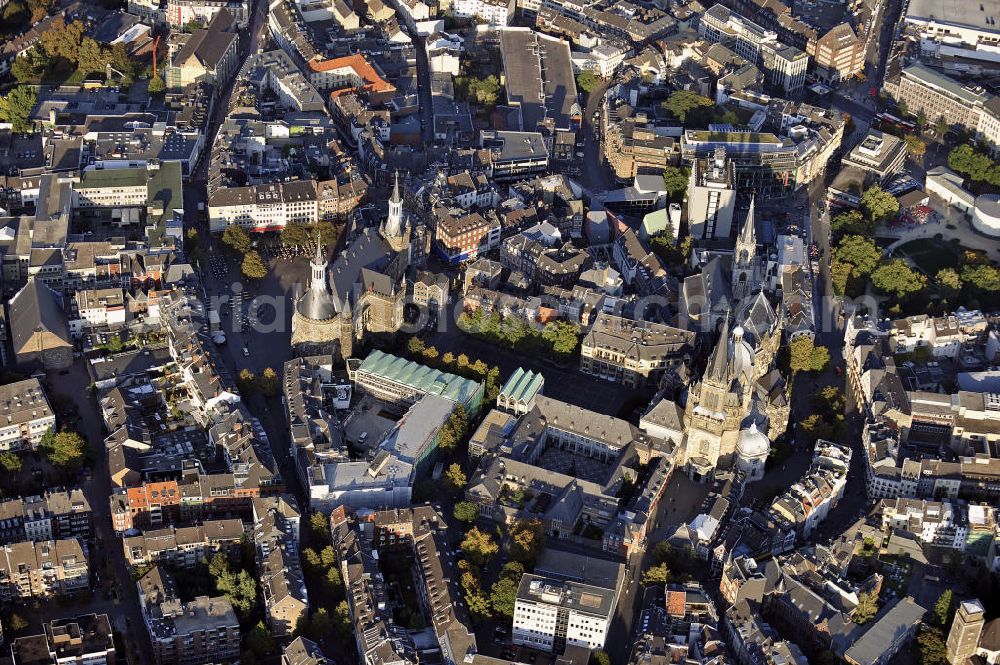 Aachen from the bird's eye view: Blick auf das Stadtzentrum von Aachen mit dem Dom, dem Marktplatz und dem Rathaus. View of the city center of Aachen with the cathedral, the town square and the town hall.