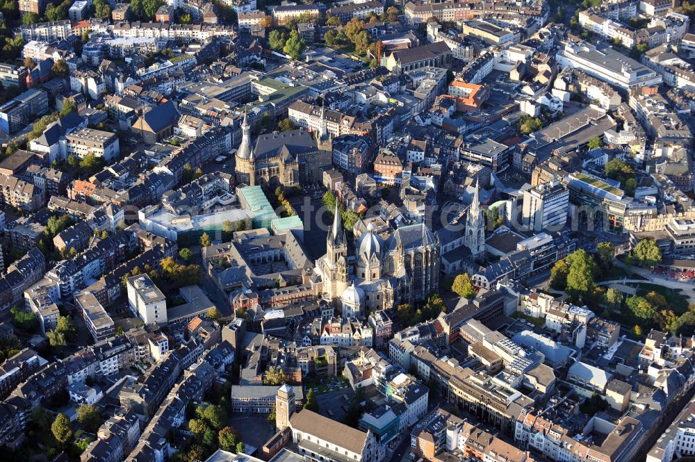 Aachen from the bird's eye view: Die Stadtansicht auf die Aachener Altstadt in Nordrhein-Westfalen. Mit Blick auf den Aachener Dom, den Katschhof und das Rathaus. The old part of town of Aachen in North Rhine-Westphalia. With a view to the Aachen Cathedral, the Katschhof and the townhall.