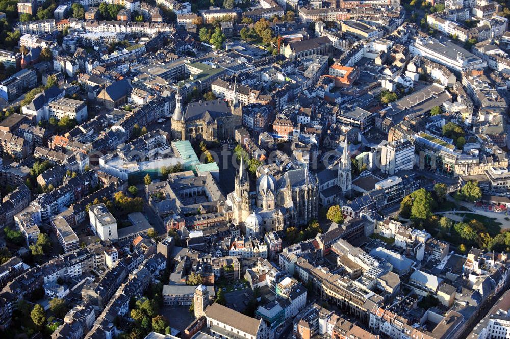 Aerial image Aachen - Die Stadtansicht auf die Aachener Altstadt in Nordrhein-Westfalen. Mit Blick auf den Aachener Dom, den Katschhof und das Rathaus. The old part of town of Aachen in North Rhine-Westphalia. With a view to the Aachen Cathedral, the Katschhof and the townhall.