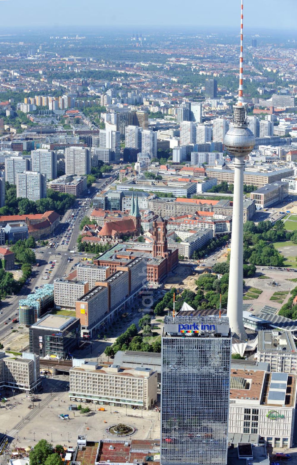 Berlin Mitte from the bird's eye view: Stadtansicht Alexanderplatz mit Fernsehturm, Park Inn Hotel, Galeria Kaufhof Filiale, der Springbrunnen Brunnen der Völkerfreundschaft umgangssprachlich Nuttenbrosche, die Rathauspassagen, das Rote Rathaus mit Blickrichtung Nikolaiviertel. Townscape public square Alexanderplatz with the TV tower and other sights.