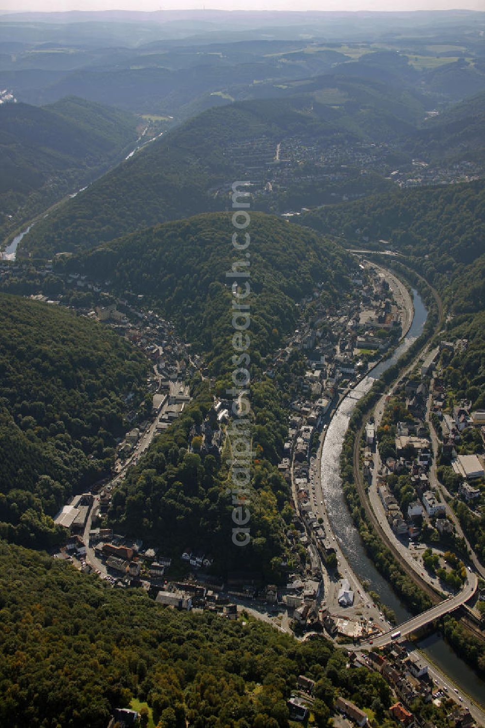 Aerial image Altena - Blick auf das Stadtzentrum von Altena mit der Burg und dem Fluss Lenne. View of the city center with the castle of Altena and the River Lenne.