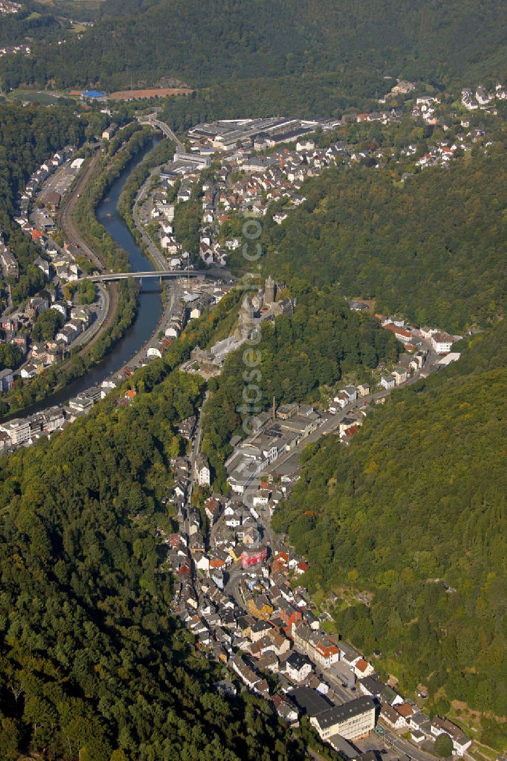 Aerial photograph Altena - Blick auf das Stadtzentrum von Altena mit der Burg und dem Fluss Lenne. View of the city center with the castle of Altena and the River Lenne.