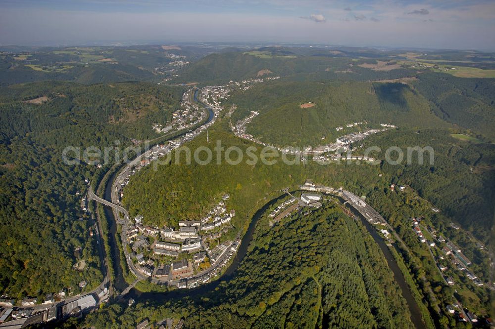 Altena from above - Blick auf das Stadtzentrum von Altena mit der Burg und dem Fluss Lenne. View of the city center with the castle of Altena and the River Lenne.