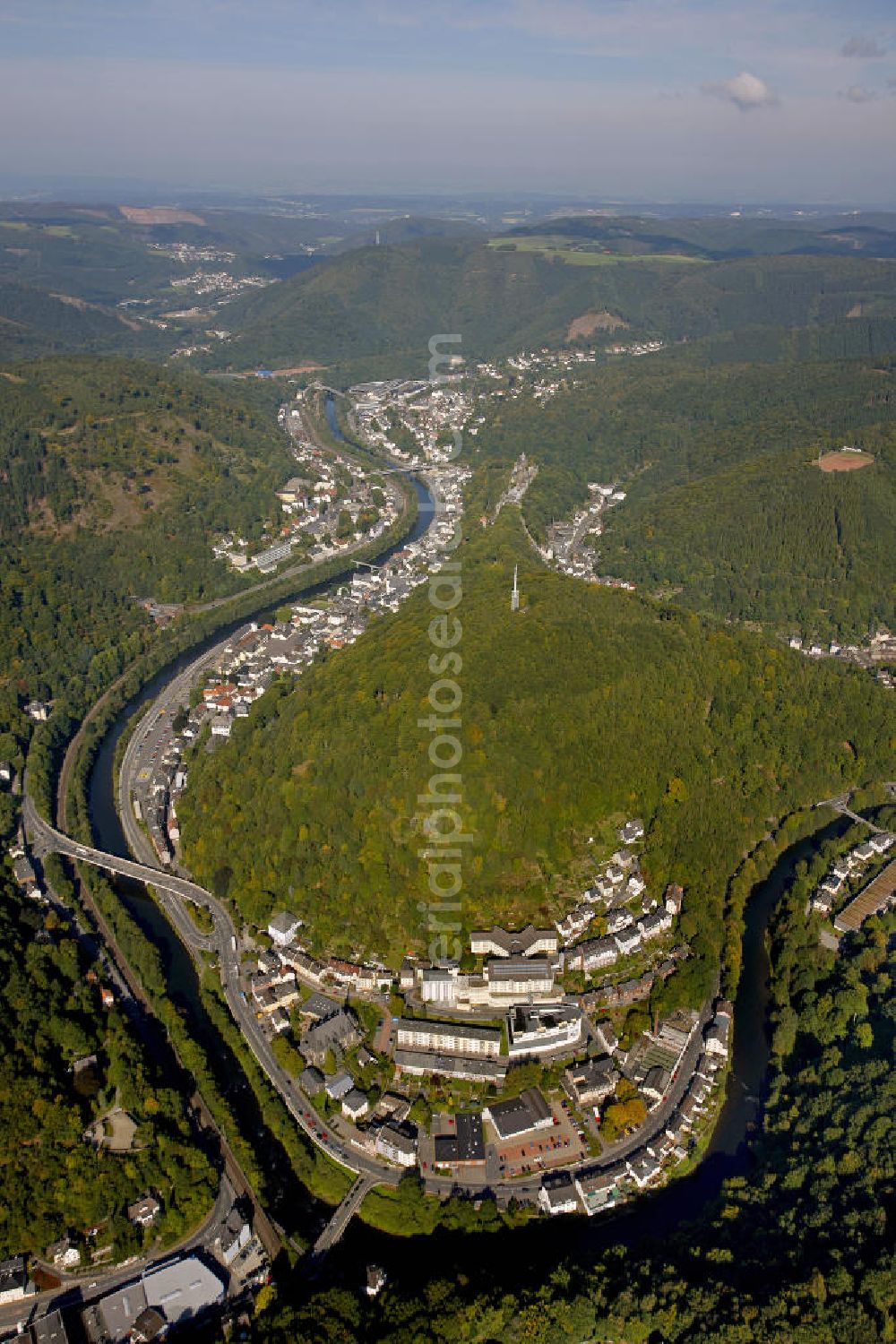 Altena from the bird's eye view: Blick auf das Stadtzentrum von Altena mit der Burg und dem Fluss Lenne. View of the city center with the castle of Altena and the River Lenne.