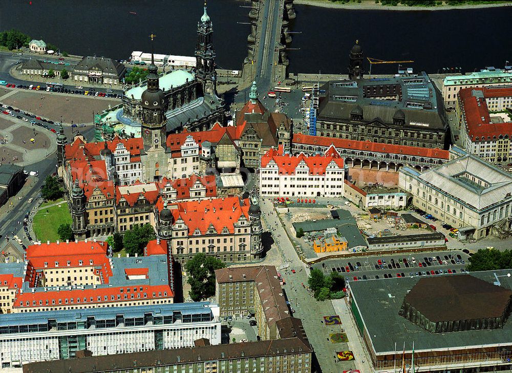 Aerial photograph Dresden - Stadtansicht der Altstadt mit dem Areal des Dresdener Schlosses, der Katholischen Hofkirche, dem Johaneum und dem Albertinum in Dresden