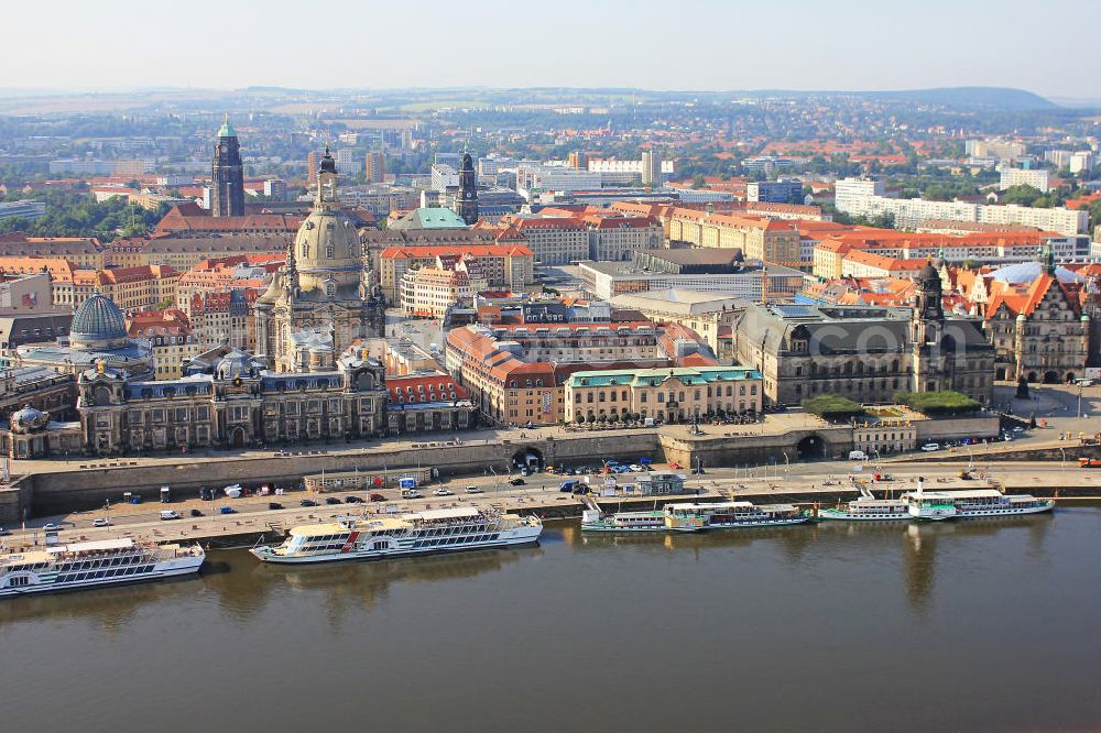 Dresden from above - Blick auf das Elbufer mit Frauenkirche, Staatlicher Kunstakademie, Brühlsche Terrasse und altem Ständehaus. Außerdem auf das Terrassenufer, dem Liegeplatz der Sächsischen Dampfschifffahrt. Old Town of Dresden.