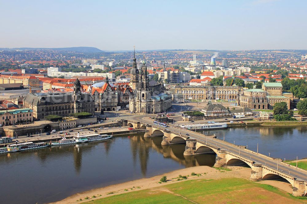 Dresden from the bird's eye view: Blick auf die Augustusbrücke, den Theaterplatz mit der Semperoper, dem Zwinger und der Schlosskirche auf dem Schlossplatz. Am Elbufer der Liegeplatz der Sächsischen Dampfschifffahrt. Old Town of Dresden.