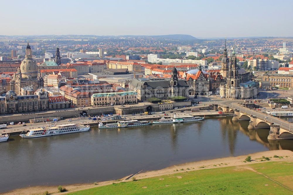 Aerial image Dresden - Blick auf das Terrassenufer mit den Schiffen der Sächsischen Dampfschifffahrt, die Brühlsche Terrasse mit der Kunstakademie. In der Bildmitte das alte Ständehaus und die Schlosskirche auf dem Schlossplatz. Weithin sichtbar ist die überragende Kuppel der Frauenkirche. Old Town of Dresden.