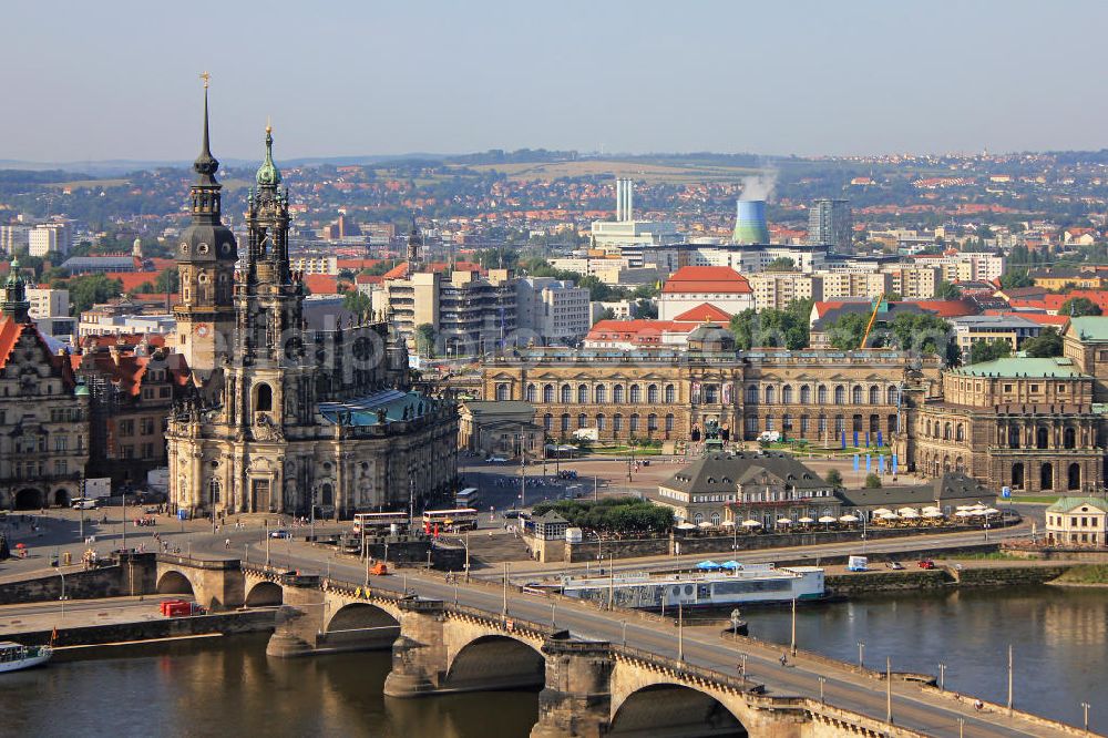 Aerial photograph Dresden - Blick auf den Theaterplatz, mit der Semperoper, dem Zwinger und der Schlosskirche. In der Bildmitte ist das italienische Dörfchen, was heute eine beliebte Gaststätte beherbergt. Die Augustusbrücke ist die Verbindung in die Dresdener Neustadt. Old Town of Dresden.