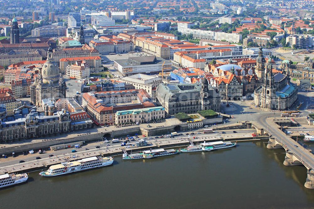 Dresden from above - Blick auf die barocke Altstadt von Dresden. Das Residenzschloss und die katholische Hofkirche und das Georgentor liegen am Schlossplatz. Die Brühlsche Terrasse mit dem Sächsischen Ständehaus und der Staatlichen Kunstakademie liegen unweit von der Frauenkirche am Neumarkt. Am Terrassenufer ist der Liegeplatz für die Schiffe der Sächsischen Dampfschifffahrt. Old Town of Dresden.