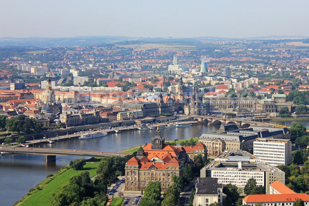 Dresden from the bird's eye view: Die Altstadt zwischen Carolabrücke und Augustusbrücke zeigt die ganze Schönheit von Dresden. Im Vordergrund die Sächsische Staatskanzlei und das Sächsische Finanzministerium. Am an deren Elbufer sieht man Frauenkirche, die Staatliche Kunstakademie, das Sächsische Ständehaus, das Residenzschloss, die katholische Hofkirche, einen kleinen Teil des Zwingers und die Semperoper am Theaterplatz. Old Town of Dresden.