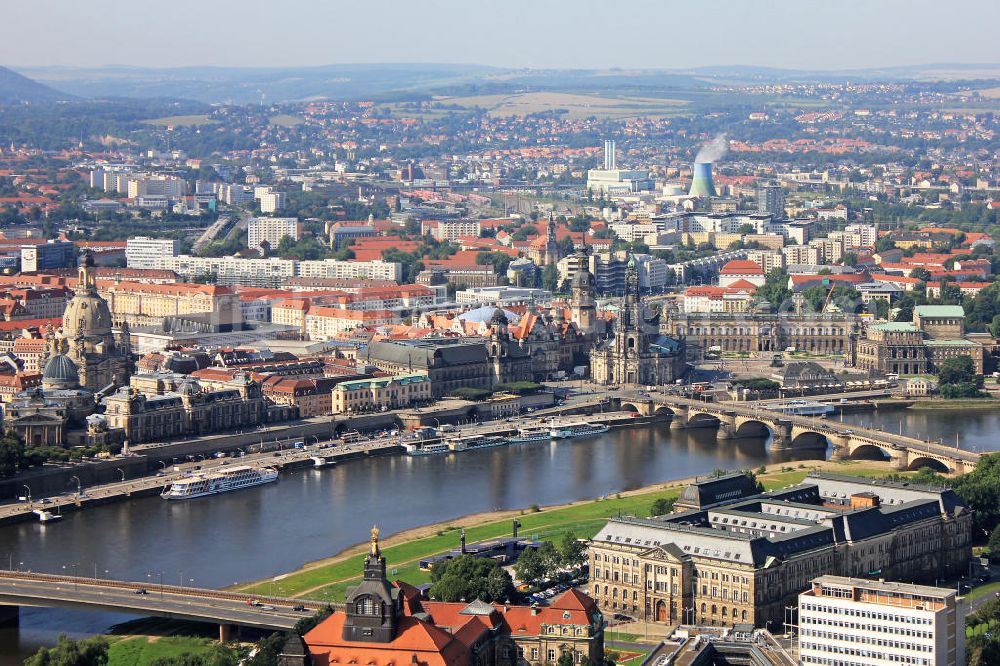 Aerial image Dresden - Die Altstadt zwischen Carolabrücke und Augustusbrücke zeigt die ganze Schönheit von Dresden. Im Vordergrund die Sächsische Staatskanzlei und das Sächsische Finanzministerium. Am an deren Elbufer sieht man Frauenkirche, die Staatliche Kunstakademie, das Sächsische Ständehaus, das Residenzschloss, die katholische Hofkirche, einen kleinen Teil des Zwingers und die Semperoper am Theaterplatz. Old Town of Dresden.