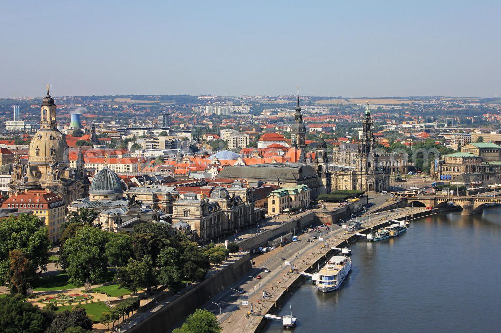 Aerial photograph Dresden - Blick auf die Altstadt mit der Frauenkirche, der Staatlichen Kunstakademie, Hofkirche, Residenzschloss sowie Brühlsche Terrasse und der Semperoper. Das Terrassenufer ist der Liegeplatz für die Schiffe der Sächsischen Dampfschifffahrt. Old Town of Dresden.