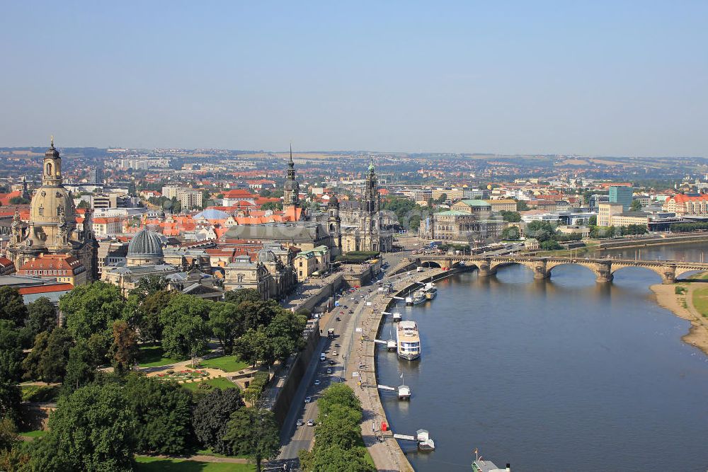 Dresden from above - Das Terrasseufer wird als Liegeplatz der Sächsischen Damfschifffahrt genutzt. Im Vordergrund sieht man den Brühlschen Garten. Old Town of Dresden.