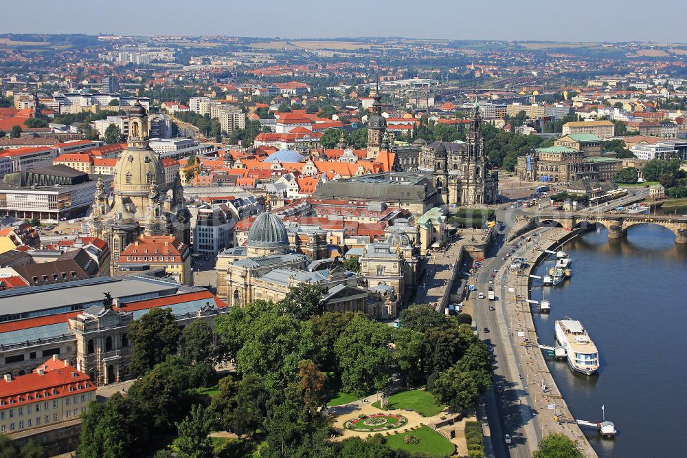 Dresden from the bird's eye view: Blick auf die Altstadt mit der Frauenkirche, der Staatlichen Kunstakademie, Hofkirche, Residenzschloss sowie Brühlsche Terrasse und der Semperoper. Das Terrassenufer ist der Liegeplatz für die Schiffe der Sächsischen Dampfschifffahrt. Im Vordergrund sieht man den Brühlschen Garten. Old Town of Dresden.