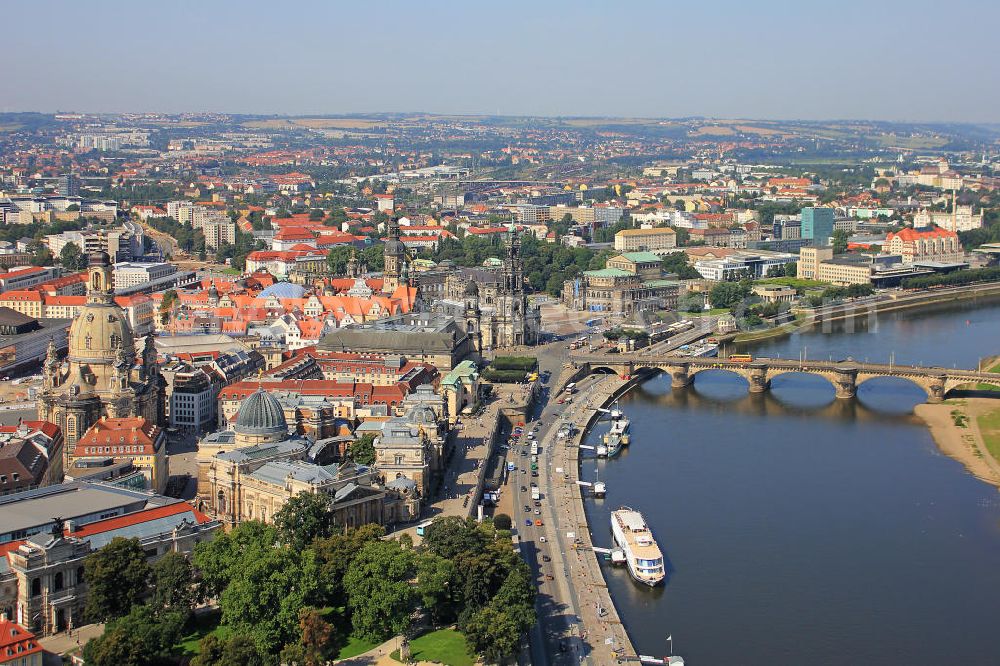 Aerial image Dresden - Blick auf die Altstadt mit der Frauenkirche, der Staatlichen Kunstakademie, Hofkirche, Residenzschloss sowie Brühlsche Terrasse und der Semperoper. Das Terrassenufer ist der Liegeplatz für die Schiffe der Sächsischen Dampfschifffahrt. Old Town of Dresden.