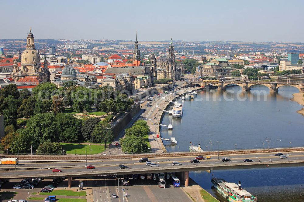 Aerial photograph Dresden - Blick auf die Altstadt mit der Frauenkirche, Hofkirche, Residenzschloss sowie Brühlsche Terrasse und der Semperoper. Das Terrassenufer ist der Liegeplatz für die Schiffe der Sächsischen Dampfschifffahrt. Im Vordergrund ist Brühlscher Garten und die Carolabrücke zu sehen. Old Town of Dresden.