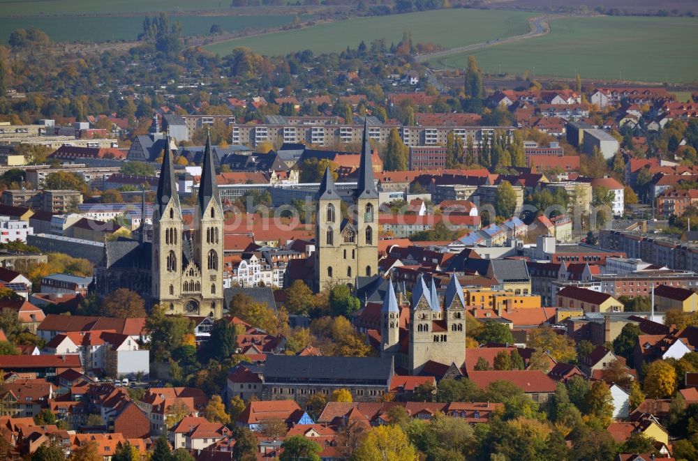 Aerial photograph Halberstadt - Cityscape onto the old city of Halberstadt in the state Saxony-Anhalt. Catch sight of the Halberstadt Cathedral, the Church of Our Lady of Halberstadt and the Martini Church