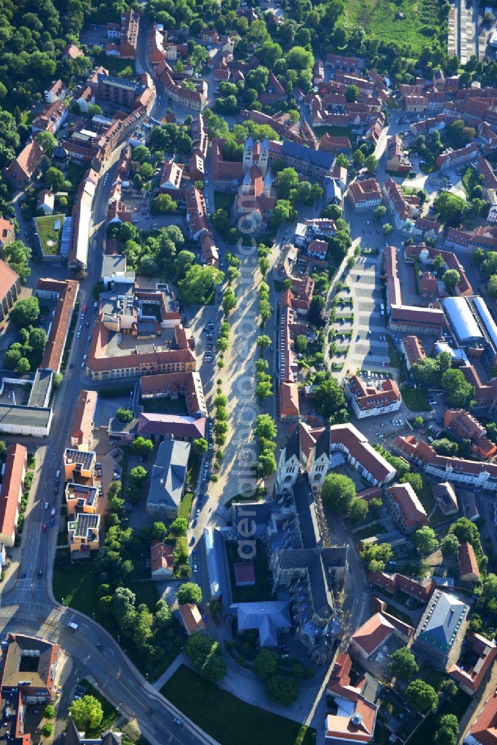 Aerial photograph Halberstadt - Cityscape onto the old city of Halberstadt in the state Saxony-Anhalt. Catch sight of the Halberstadt Cathedral, the Church of Our Lady of Halberstadt and the Martini Church