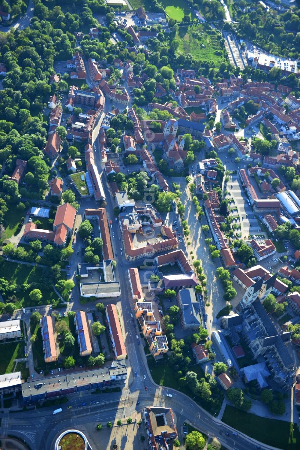 Aerial photograph Halberstadt - Cityscape onto the old city of Halberstadt in the state Saxony-Anhalt. Catch sight of the Halberstadt Cathedral, the Church of Our Lady of Halberstadt and the Martini Church