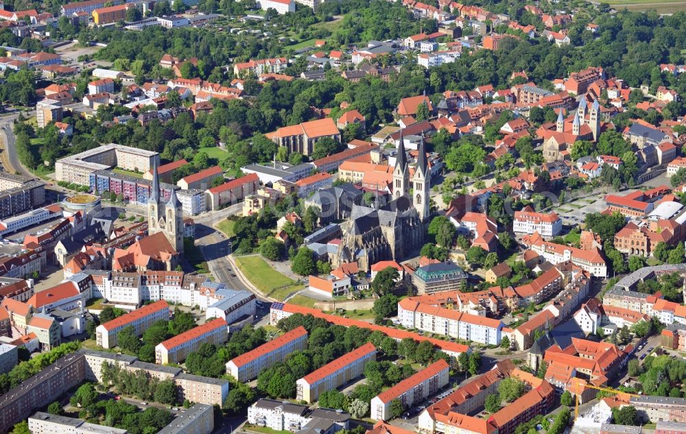 Aerial photograph Halberstadt - Cityscape onto the old city of Halberstadt in the state Saxony-Anhalt. Catch sight of the Halberstadt Cathedral, the Church of Our Lady of Halberstadt and the Martini Church